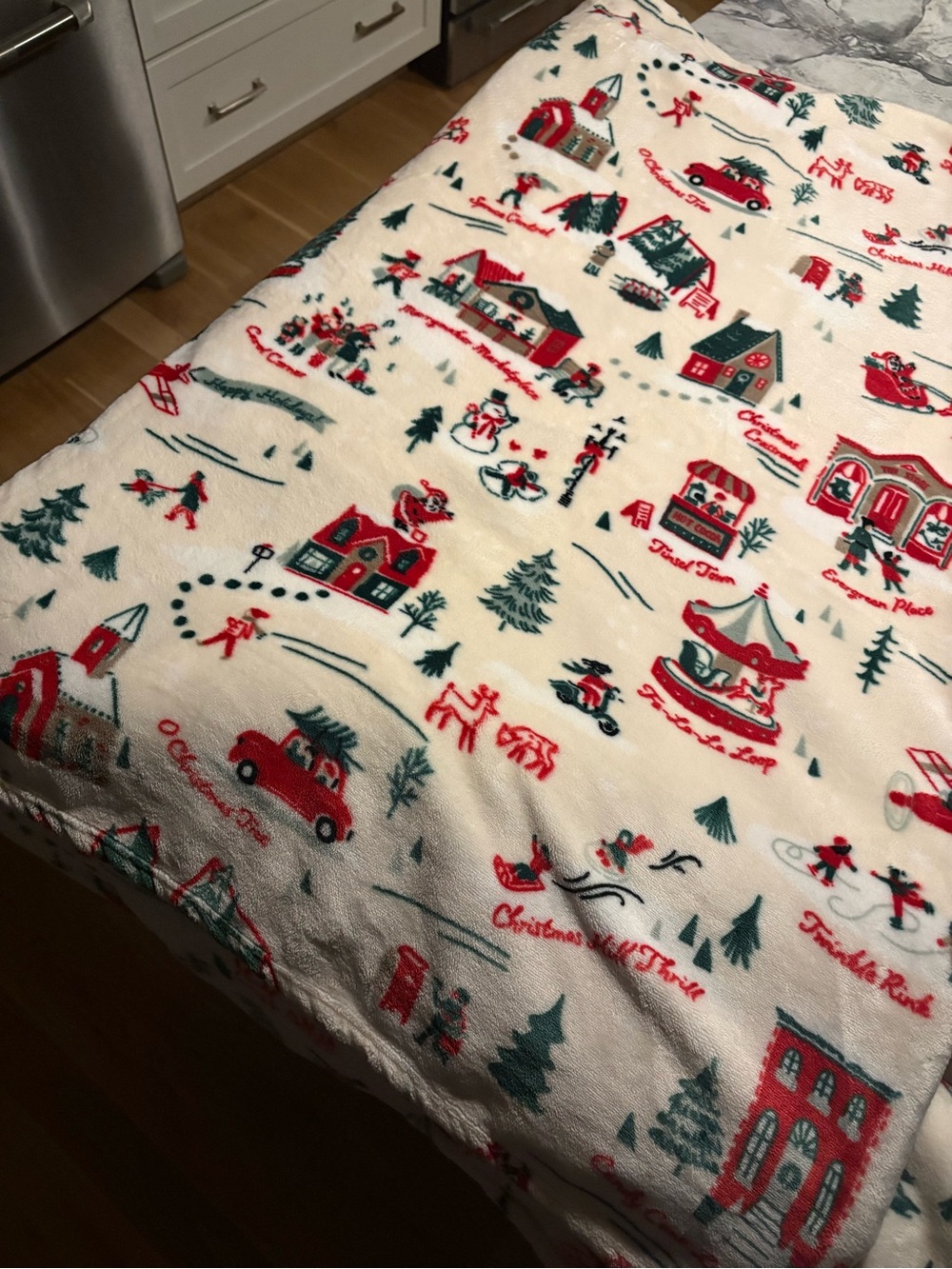 New King sized oversized Holiday Village Plush Throw Blanket cream red green